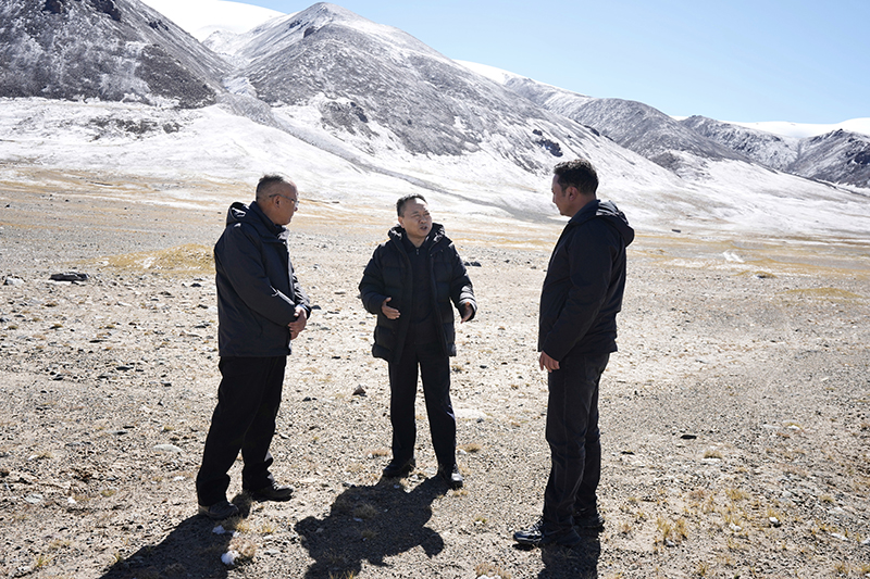 李國英在唐古拉山脈主峰格拉丹東雪山西南側調研  李國英在唐古拉山脈主峰格拉丹東雪山西南側調研